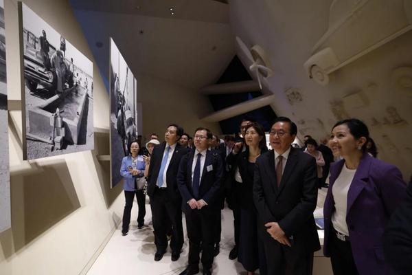 香港特首率团访问中东首携内地企业双登集团借力政企合作出海抢占全球市场先机(图2)